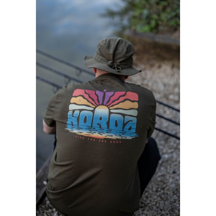 Korda Dawn Vibes Tee | Dark Olive M